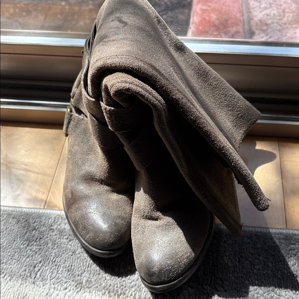 Women’s size 4. Great condition.